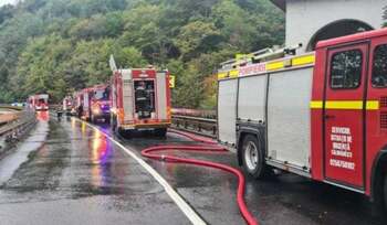 Incendiu puternic la chiliile Mănăstirii Cozia Veche. Traficul a fost oprit pe Valea Oltului