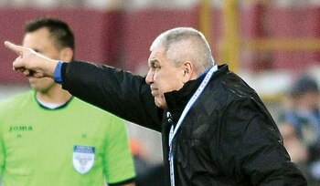 Un antrenor din vechea gardă suferă de demență în stare avansată. Doctorii îi dau șanse reduse de supraviețuire