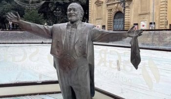 Văduva lui Luciano Pavarotti, furioasă după ce un oraș italian a construit un patinoar în jurul statuii legendarului (…)