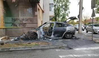 Mașină de lux din Craiova, incendiată intenționat. Proprietarul e un sportiv SCM și antrenor de fitness