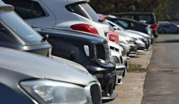 Un pensionar din Buzău a plătit 22.000 de lei cash pe un loc de parcare pentru Dacia sa