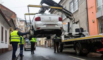 Ce facem cu mașinile parcate pe trotuar. Cum raportezi autoturismele staționate ilegal, care este procedura în 2025