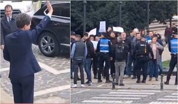Nicușor Dan, primit cu huiduieli la Teatrul Național din Iași; „Trădătorule”, „Ruşine”, i-au strigat protestatarii