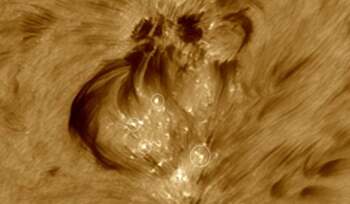 O pată solară masivă aruncă „bombe” magnetice explozive care se îndreaptă spre Pământ. Cum ar putea acestea să ne (…)