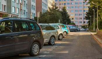 Primăria Brașov a găsit soluția pentru parcarea gratis din centrul orașului: locurile vor fi acum cu plată