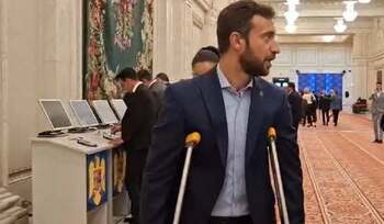George Simion, absent când Ramona Bruynseels a citit textul moțiunii de cenzură. Un parlamentar AUR a sosit în (…)