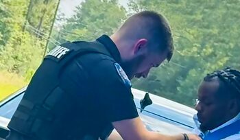 Un polițist a oprit în trafic un șofer pentru viteză și a aflat că se grăbea la o înmormântare. Ce a urmat a devenit (…)
