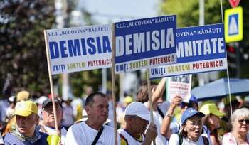 O elevă a venit 7 ore cu trenul de la Suceava ca să-și susțină profesorii la protest: Elevii vor să rămână în țară (…)