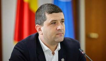 Directorii din companiile de stat și-au mărit salariile de 5 ori, în timp ce Guvernul tăia de la români. Ministrul (…)