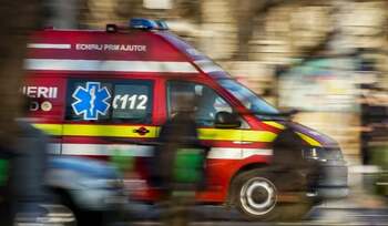 O fetiță de doi ani este în stare gravă după ce a căzut de la etajul doi al unui bloc din Constanța