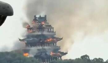 Un turist a dat foc unui templu dintr-un complex vechi de 1500 de ani, când aprindea o lumânare, în China | VIDEO