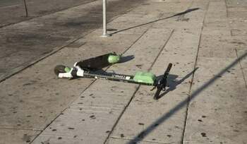 Adolescentul care căzuse cu o trotinetă electrică în Sibiu a murit: „Nu te vom uita niciodată, Denis!”