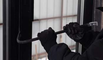 Bătrâni jefuiţi şi ameninţaţi cu cuţitul de doi tineri în Medgidia. Femeii i-au smuls cerceii din urechi