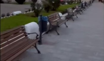 Oraşul în care s-au înghesuit 19 bănci pe 25 de metri. Localnic: