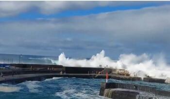 Momentul în care valurile uriaşe spulberă o faleză şi aruncă în apă 10 turişti, în Tenerife. O femeie a murit