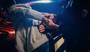 Bărbat din Alba, trimis în judecată după ce a încercat să dea cu maşina peste doi poliţişti