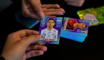 Un card Panini cu Lionel Messi, vândut la o licitaţie privată pentru o sumă record. Cât a plătit cumpărătorul