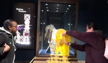 Momentul în care vitrina Coroanei Regale a Angliei este vandalizată cu cremă de vanilie de protestatari