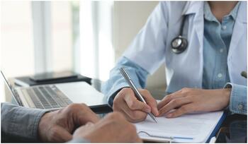 Medic ortoped din București, acuzat că a emis concedii medicale false. Era plătit între 200 și 400 de lei