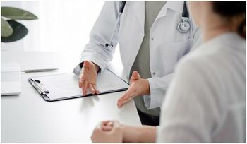 Rețea de medici falși, anchetată pentru diplome obținute ilegal la Chișinău. Unii activau deja în România