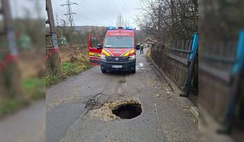 Doi bărbați au căzut într-o groapă formată în mijlocul străzii, în Petroșani. Au fost transportaţi la spital