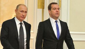 Cadoul lui Putin pentru Medvedev la 60 de ani. L-a decorat cu Ordinul 