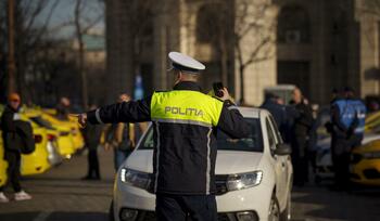 Polițist din Capitală în misiune, lovit de un autoturism. Dirija traficul la George Coșbuc