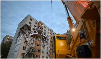 FOTO. Primele imagini de la operațiunea din Rahova. Macara adusă special pentru a putea ajunge la victime