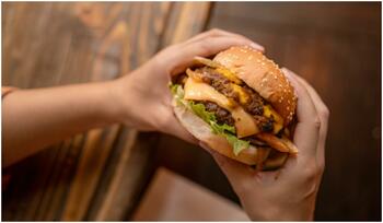 Un tânăr din Grecia a devorat un burger întreg fără să mestece şi s-a prăbuşit în mijlocul restaurantului