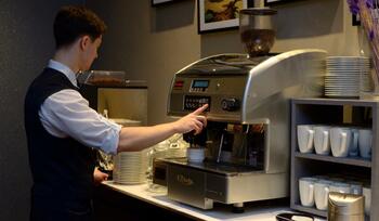 La 15 ani curăţa mese într-un restaurant. 20 de ani mai târziu a cumpărat întreaga afacere