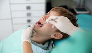 Un copil de doi ani a murit în timpul unei intervenții stomatologice. Anestezia i-ar fi fost fatală