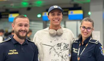 David Popovici a revenit în ţară după ce a luat două medalii de aur la Mondiale: 
