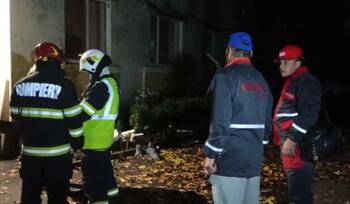 Explozie la un bloc din municipiul Bistriţa. O persoană a fost transportată la spital. Cauza nu este cunoscută