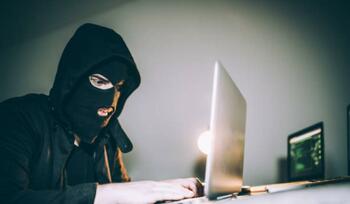 Elevul care trimitea emailuri cu amenințări teroriste, lăsat să meargă la școală. Decizia finală a instanței