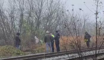 Cadavrul unei femei, descoperit lângă o cale ferată din Bacău. Pe trup avea urme de lovituri de cuțit