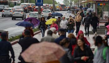 Cod galben de vânt şi ploi în 2 judeţe, până duminică dimineaţă. La munte sunt anunţate ninsori