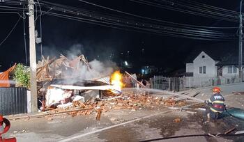 Explozie urmată de incendiu în Dej. Casa a fost distrusă. Un bărbat, prins sub dărâmături, şi-a pierdut viaţa