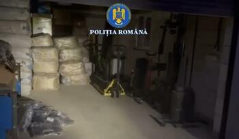 Jaf ca-n filme în Dragonul Roşu. Deşurubau pereţii de tablă ai unui depozit, apoi mutau marfa furată în altul