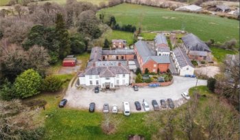 Satul cu 50 de case scoase la vânzare. Cât costă să te muţi într-un loc de poveste