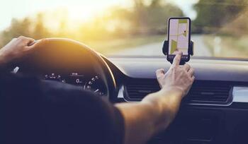Evaziune fiscală de 67 de milioane de lei în ride-sharing. 5 administratori de firme, trimişi în judecată