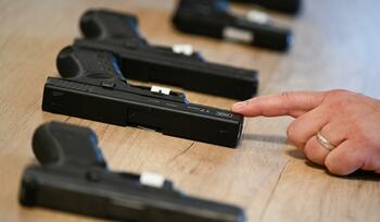 Poliţia Locală Slatina le dă arme gratuit colegilor din Piteşti. Vrea să scape de chiria pentru depozitare