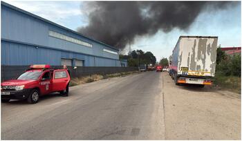 Incendiu violent la un depozit din București. RO-Alert emis, în interior s-ar afla butelii cu oxigen