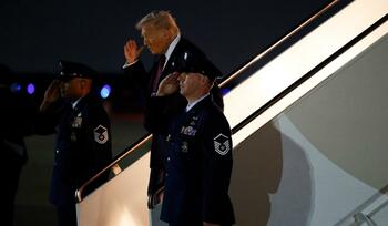 Mai multe persoane de la baza Andrews, unde era Trump, s-au îmbolnăvit după ce au deschis un colet cu praf alb