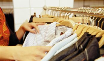 Studiu: Hainele din plastic reciclat vândute sub eticheta