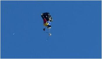 Parașuta unui militar, blocată la 1.500 m în timpul unui exercițiu la Buzău. Reacţia de moment a bărbatului