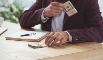 Un angajat la stat a încasat salarii timp de 10 ani, fără să fi mers nici măcar o zi la muncă, în Kuweit