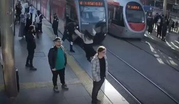 Momentul în care o femeie este salvată în ultima clipă din faţa tramvaiului de un agent de pază, în Turcia