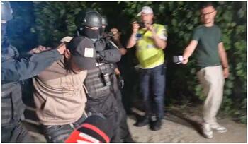 Tânărul suspectat că l-a ucis pe fiul de 2 ani al iubitei sale a fost arestat preventiv. Se baricadase în casă