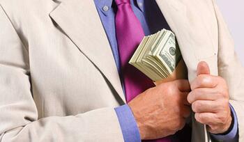 Primar prins că și-a construit casa din mită. Cu cât a vândut-o