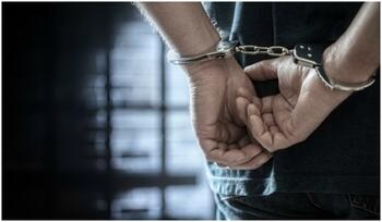 Recidivist de 51 de ani, acuzat că ar fi abuzat o minoră timp de doi ani. Adolescentă ar fi rămas însărcinată